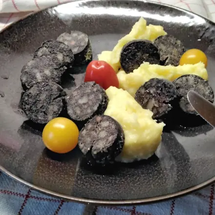 Kartoffelpüree mit Sahne und gebratener Speckwurst