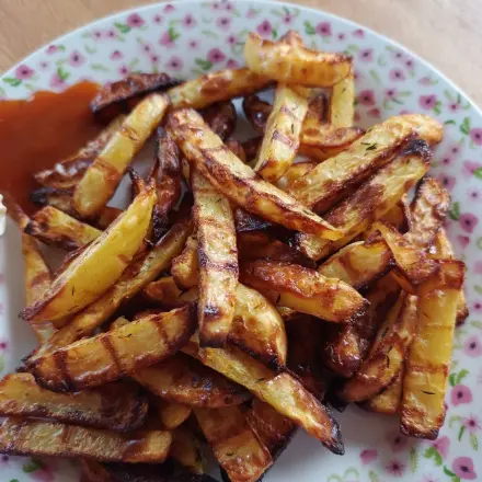 Feurige, knusprige Pommes aus frischen Kartoffeln