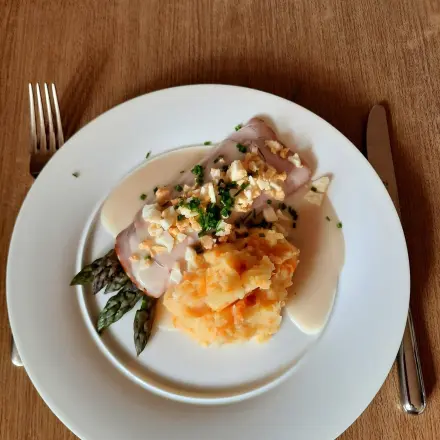 Grüner Spargel mit leichter Soße und Kartoffel-Karotten-Stampf