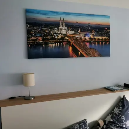 Nachttisch Alternative: Stauraum hinter dem Bett nutzen