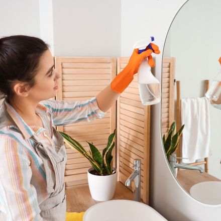 Spiegel richtig reinigen: 5 Hausmittel und Tipps
