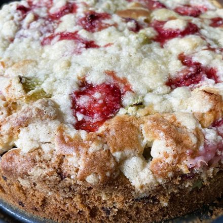 Rhabarber-Erdbeer-Kuchen mit Streusel