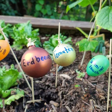 DIY-Kräuterschilder aus alten Weihnachtskugeln