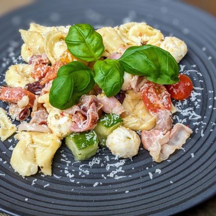 Herzhafter Tortellini-Salat mit Bacon und Mozzarella