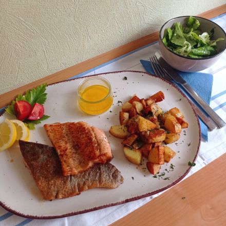 Lachsforellen-Filet auf der Haut gebraten