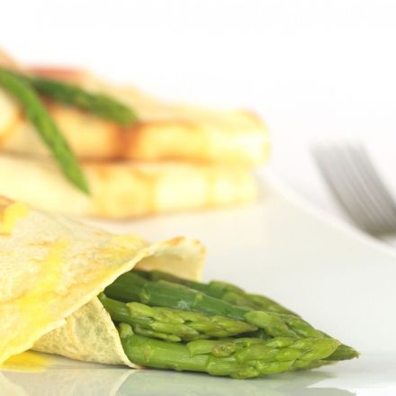 Spargel im Crêpe-Mantel