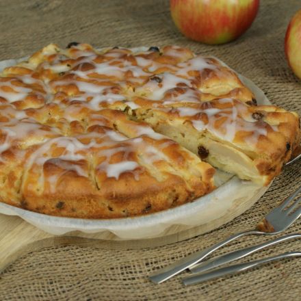 Gedeckter Apfelkuchen mit Rum-Rosinen und Guss