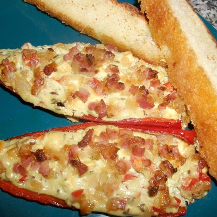 Überbackene Paprika mit Hirtenkäse und Speck