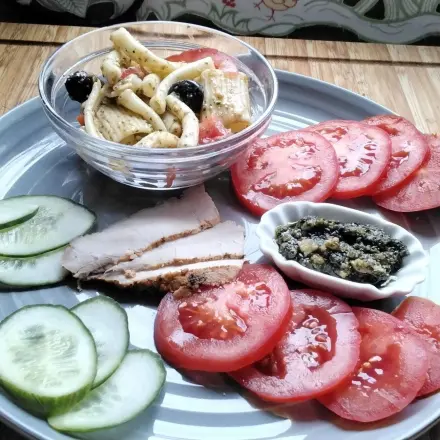 Nudelsalat aus Resten – mit Pesto und Oliven