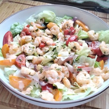 Salat mit Garnelen (King Prawns) und Aprikosen