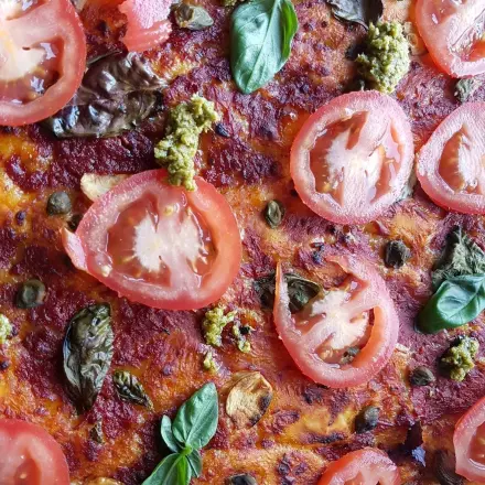 Vegane Pizza mit veganem Pesto