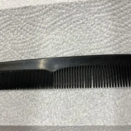 Kamm reinigen – Schmutz und Stylingrückstände entfernen