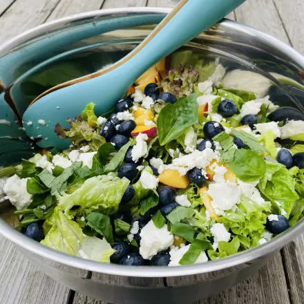 Blaubeer-Feta-Salat mit Pfirsich und Basilikum