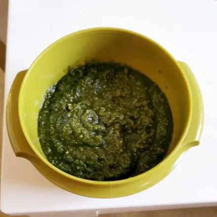 Selbstgemachtes Pesto aus Basilikum vor dem Umf&uuml;llen in die Gl&auml;ser. Fertig f&uuml;r den Verzehr mit Nudeln oder direkt aufs Brot.