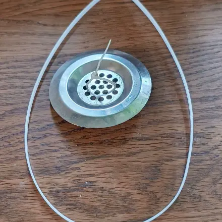 Abfluss-Trick: Sieb entnehmen ohne schmutzige Finger