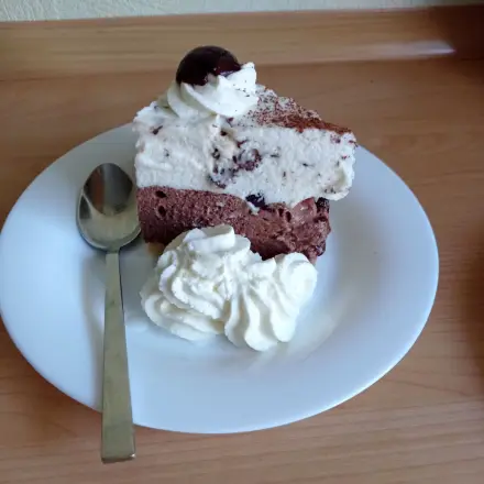 Paradiescreme-Schnitte mit Kirschen