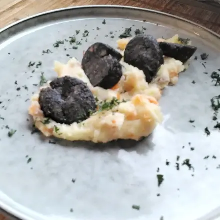 Kartoffel-Karotten-Stampf mit panierter Speckwurst