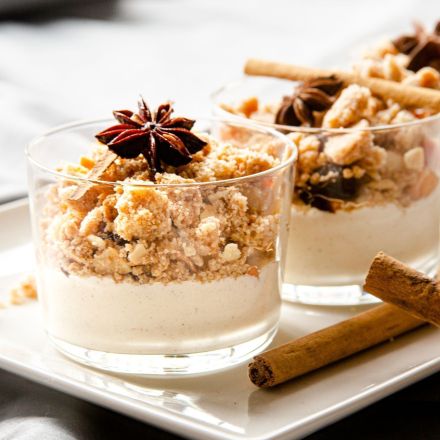 Bratapfel-Crumble auf Zimtcreme