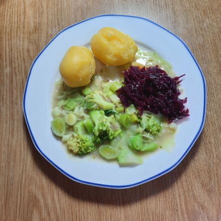 Lauchgemüse mit Brokkoli, Kartoffeln und Rotkraut