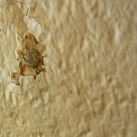 Dübel in bröckeligem Putz