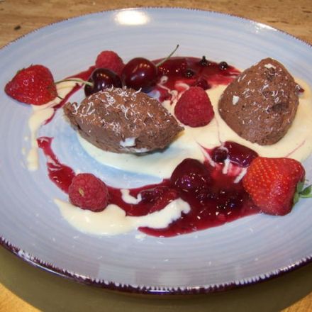 Mousse au Chocolat mit weißer Schokoladen-Soße & Früchten
