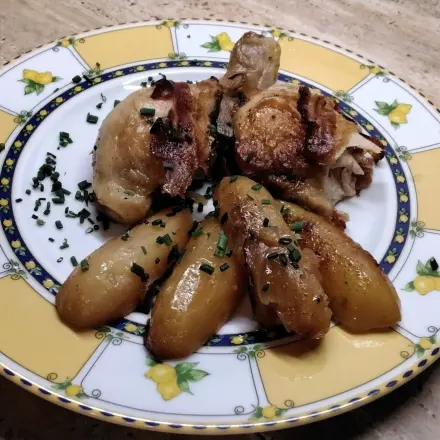 Hähnchenschenkel mit Kartoffeln - alles aus einem Topf