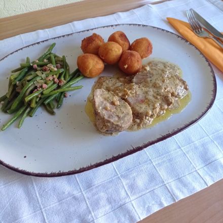Schweinefilet in Senf-Sahne-Soße mit Kartoffelbällchen