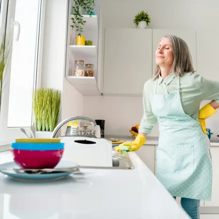 Rückenschmerzen beim Abwaschen – was tun?