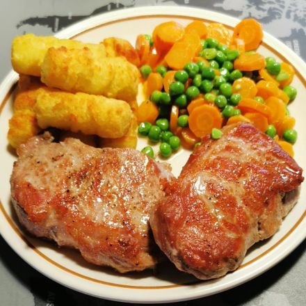 Schweinelendchen mit Kroketten und Erbsen-Möhren-Gemüse
