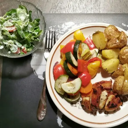 Ofenkartoffeln mit Gemüse und Hähnchenstreifen