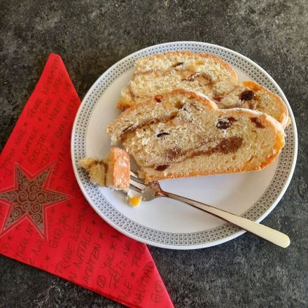 Christstollen mit Walnussfüllung