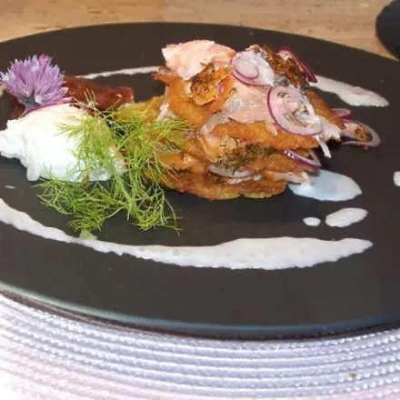 Kartoffelpuffer mit geräuchertem Lachs und Meerrettichschaum
