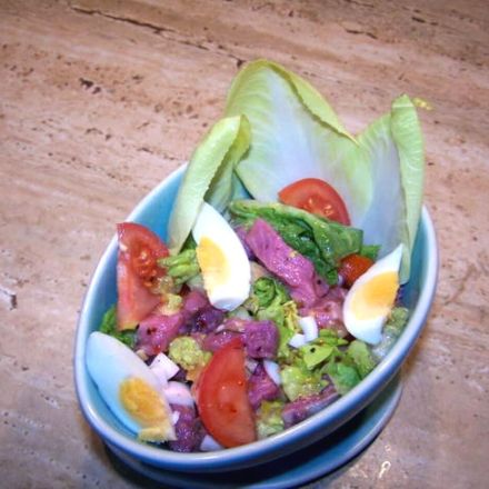 Matjessalat mit Roter Bete und pikanter Soße