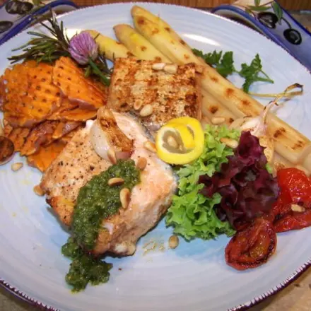 Gegrillter Lachs mit Spargel und Gitter-Süßkartoffeln