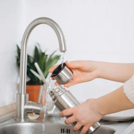 Thermobecher reinigen mit Spülmaschinentab