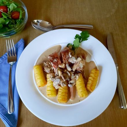 Schweinelende im Speckmantel mit Champignonrahmsoße
