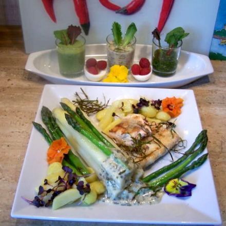 Lachs mit Spargel, Kartoffeln und dreierlei Soßen