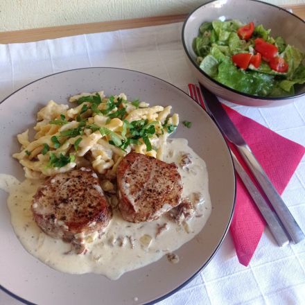 Kalbsmedaillons mit Spätzle und Steinpilz-Soße