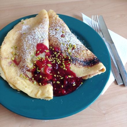 Süße gefüllte Pfannkuchen mit Beeren