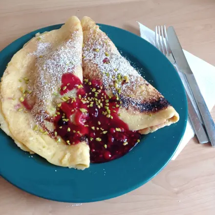 Süße gefüllte Pfannkuchen mit Beeren