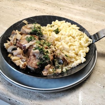 Schweinelende mit Spätzle und Pilzsoße