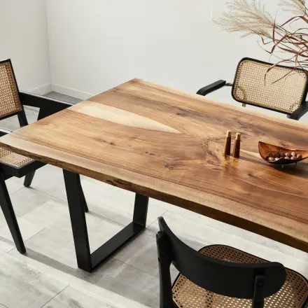 Holztisch reinigen und pflegen: einfache Tipps und Hausmittel