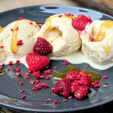 Quark-Honig-Eis aus der Eismaschine