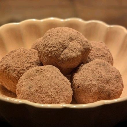 Gefüllte Schokokugeln aus Mandelmilch-Resten