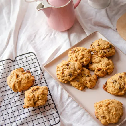 Schluss mit gekauften Keksen! Mit diesem einfachen Rezept kannst du Cookies ganz leicht zu Hause selber machen. Schluss mit gekauften Keksen! Mit diesem einfachen Rezept kannst du Cookies ganz leicht zu Hause selber machen.