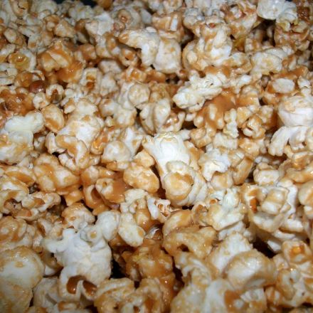 Popcorn mit Honig und Erdnussbutter selber machen