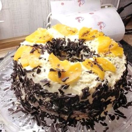 Eierlikörkranz mit Pfirsich-Buttercreme-Füllung