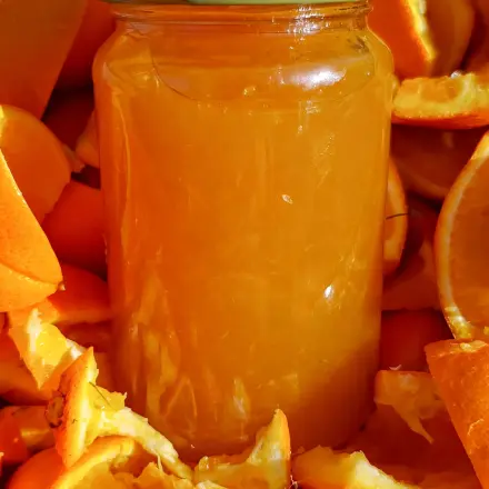 Orangenmarmelade mit Fruchtfleisch