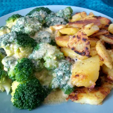 Brokkoli mit Sauce Hollandaise und Bratkartoffeln