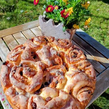 Schneckenkuchen mit Rosinen und Zimt